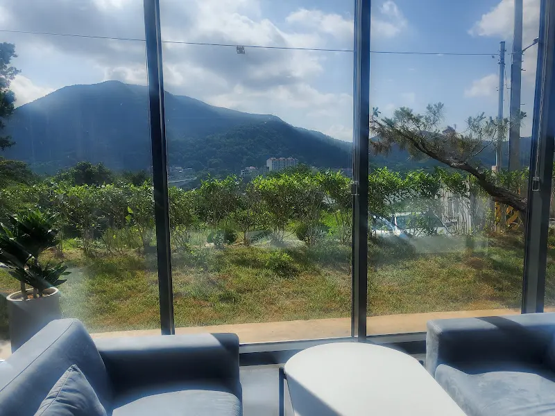 실내 좌석과 옥정호 뷰