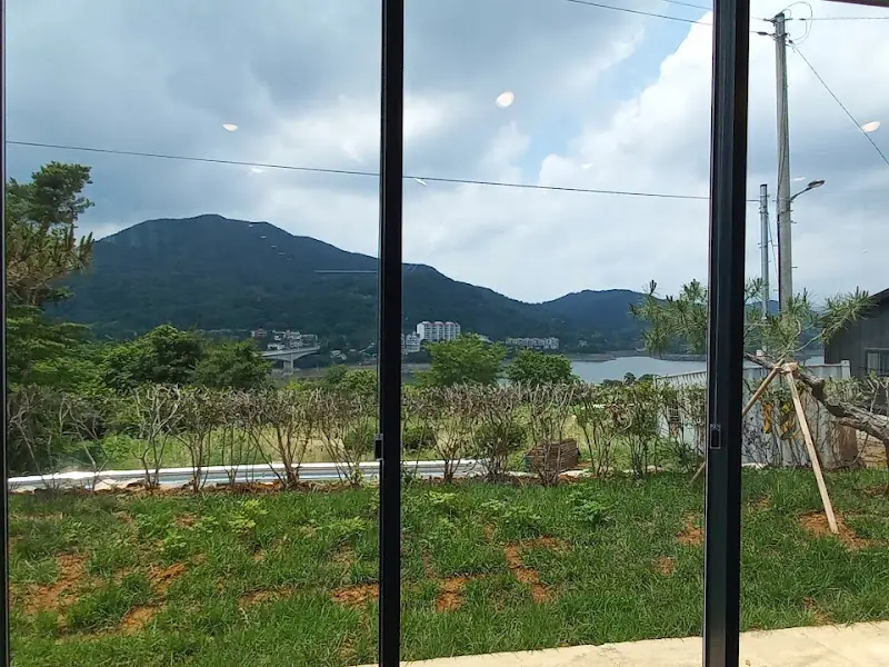 실내에서 바라본 풍경