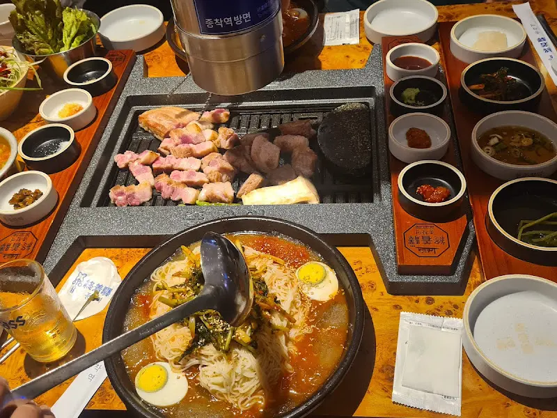 김치말이국수와 고기 한 상