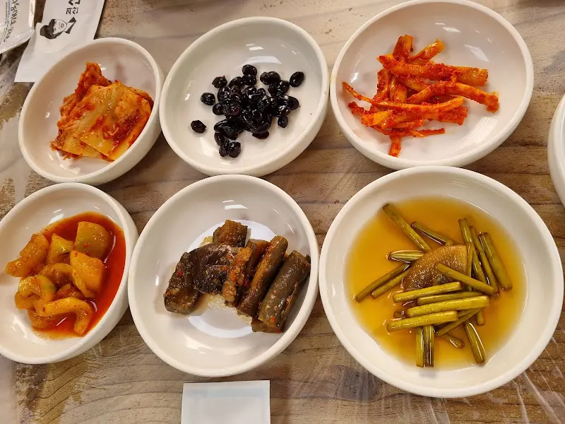 정갈한 밑반찬 클로즈업 샷