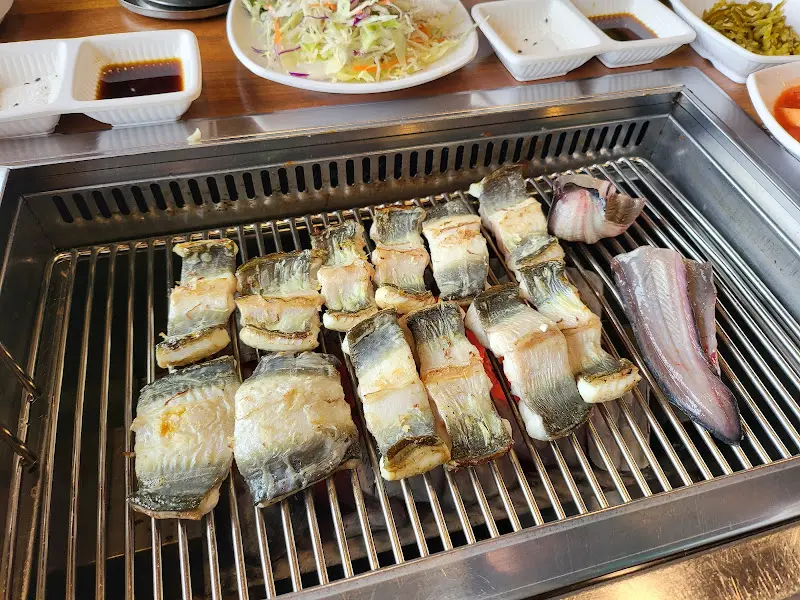 숯불 위에서 익어가는 갯벌장어