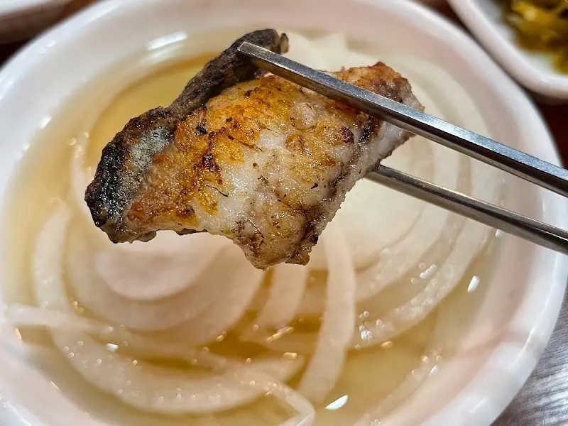 양파 채절임과 함께 먹는 장어