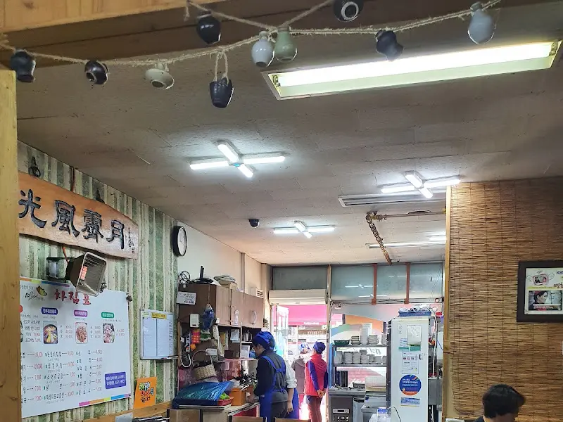 명희네 식당 내부 모습