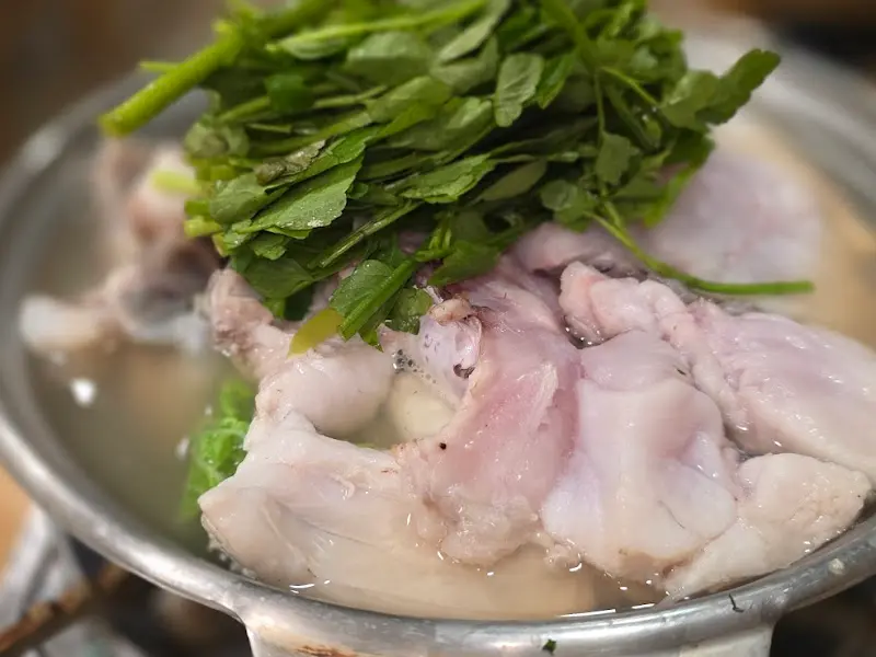 미나리가 듬뿍 올라간 생대구탕