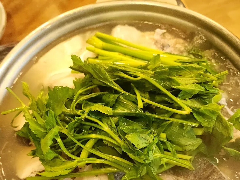 미나리가 듬뿍 올려진 생대구탕