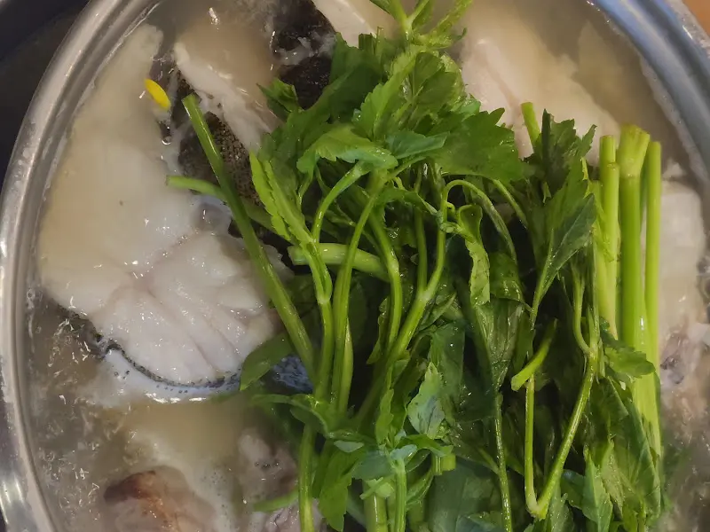 미나리가 듬뿍 올려진 생대구탕