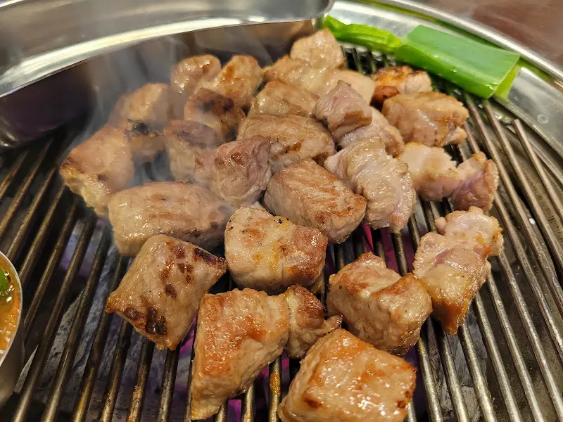 초벌된 돼지고기가 석쇠 위에서 맛있게 익어가는 모습