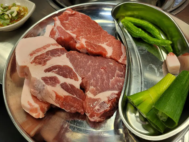 신선한 돼지고기의 마블링이 돋보이는 모습