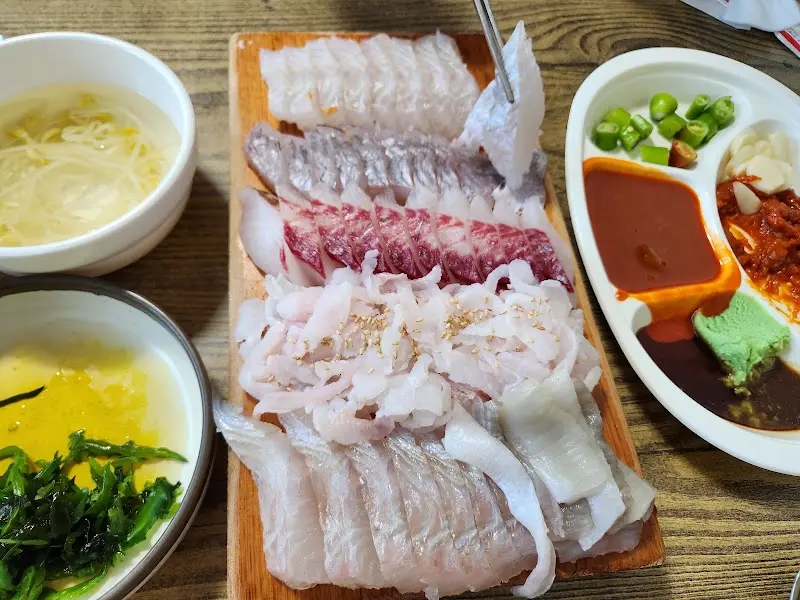 다채로운 모듬회 한 상