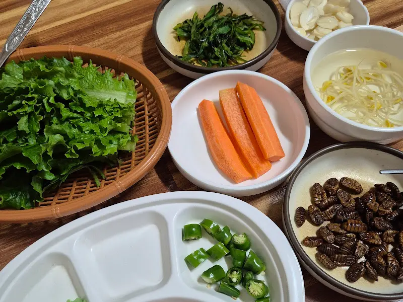 싱싱한 쌈 채소와 곁들임