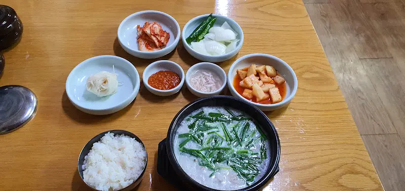 돼지국밥 한 상 차림