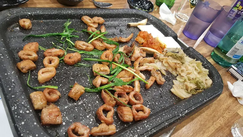 잘 구워진 막창과 곁들임 채소들