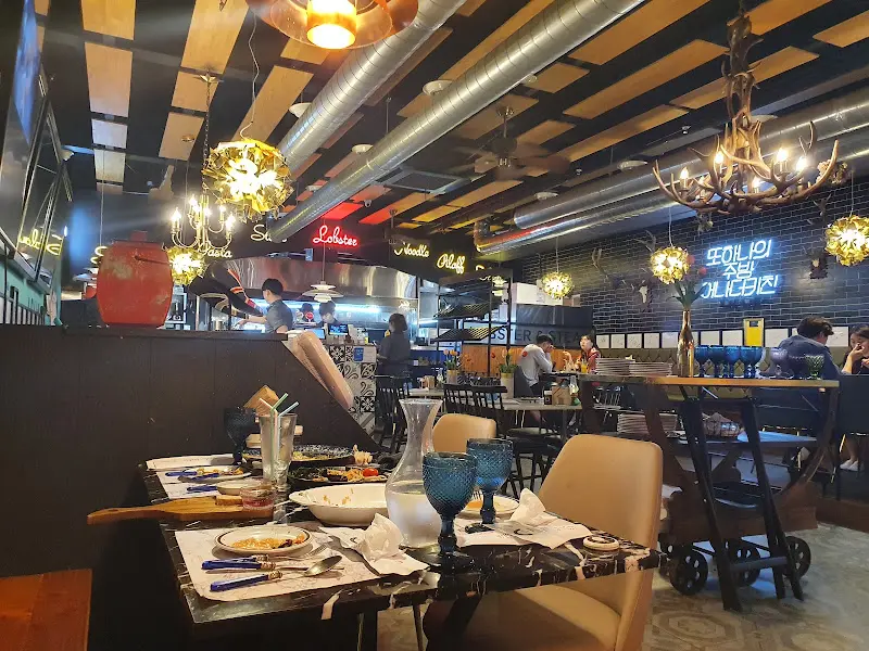 어나더키친 내부 전경