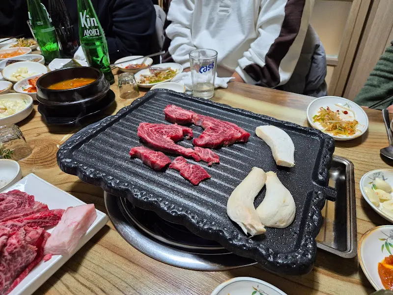 숯불 위에서 익어가는 한우