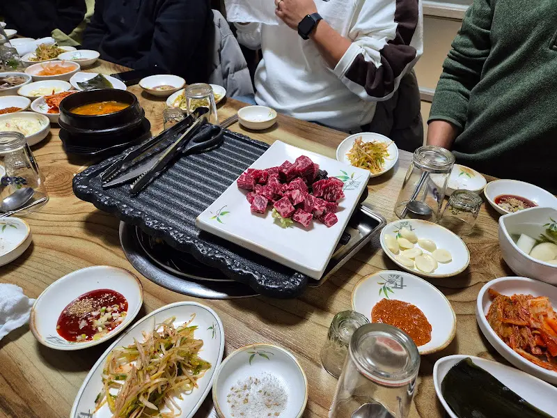 푸짐하게 차려진 한 상