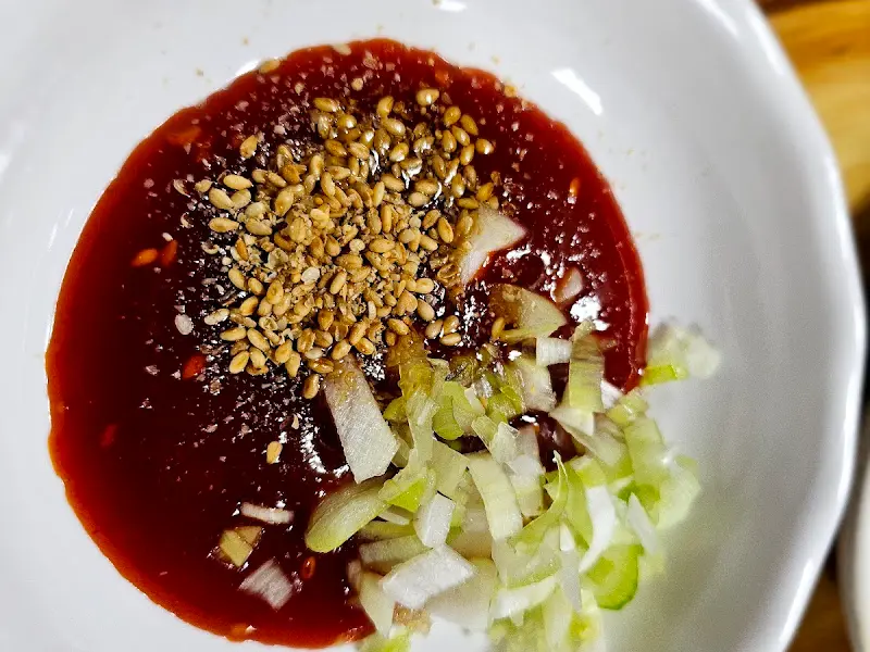 참깨가 뿌려진 소스