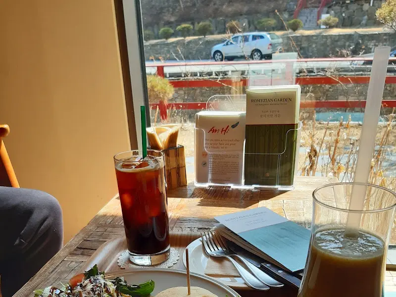 BLT 샌드위치와 음료