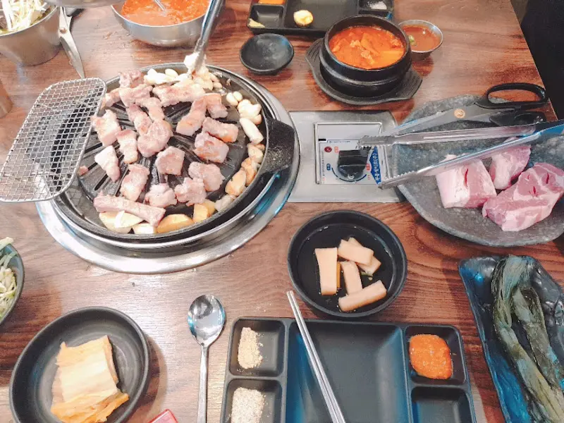 푸짐하게 차려진 한 상 차림