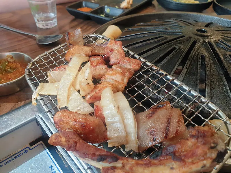 멜젓에 찍어먹는 삼겹살