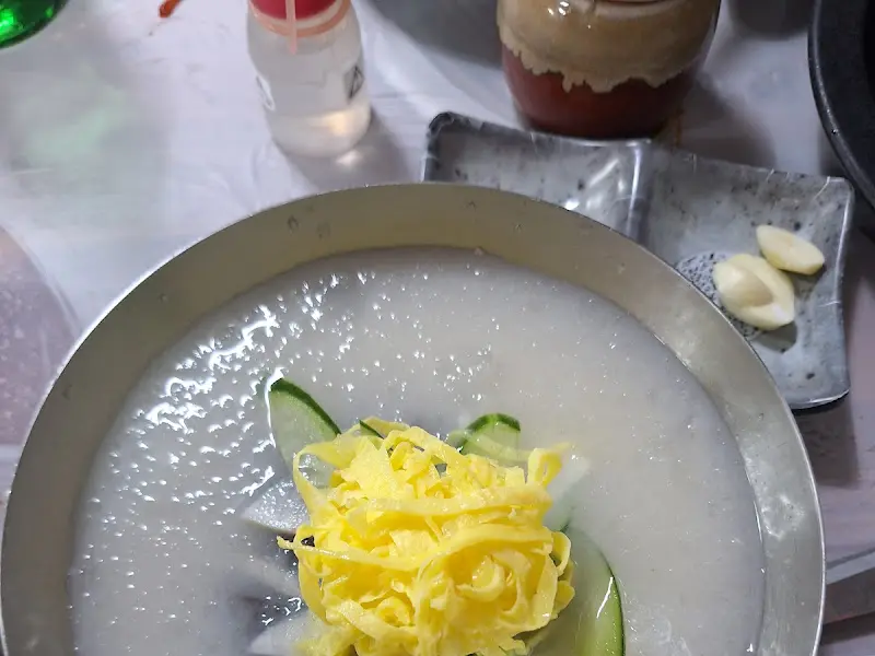 뽀얀 사골 육수가 인상적인 사골냉면