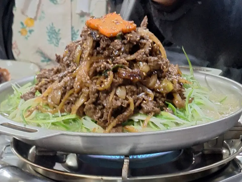 푸짐하게 쌓여 나온 접시고기