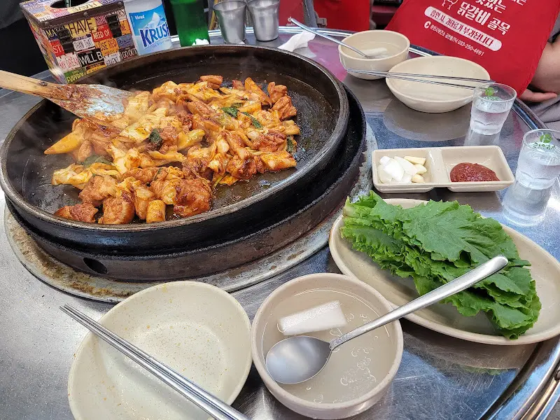 닭갈비와 닭 부속물이 푸짐하게 담긴 철판