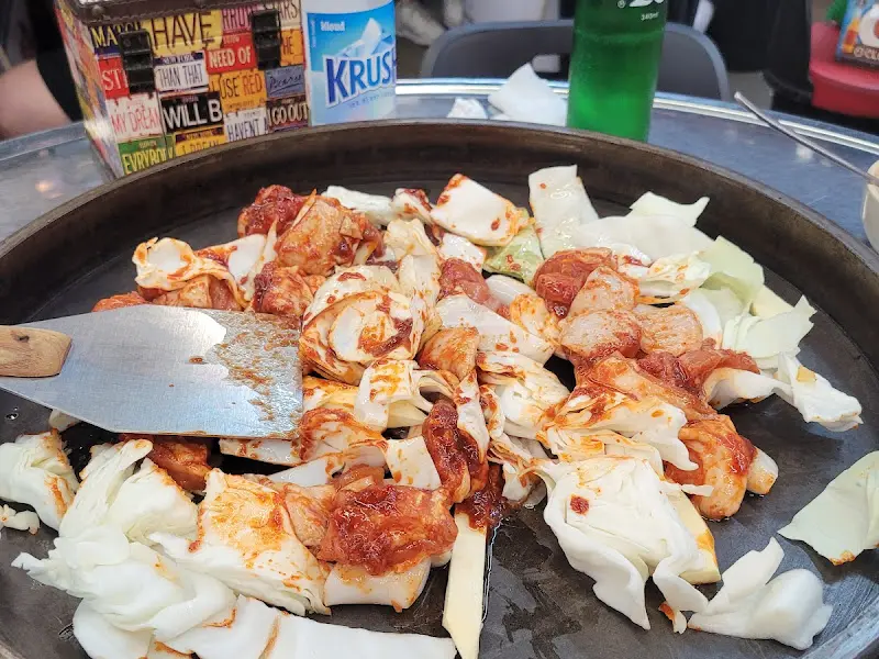 치즈가 듬뿍 뿌려진 볶음밥