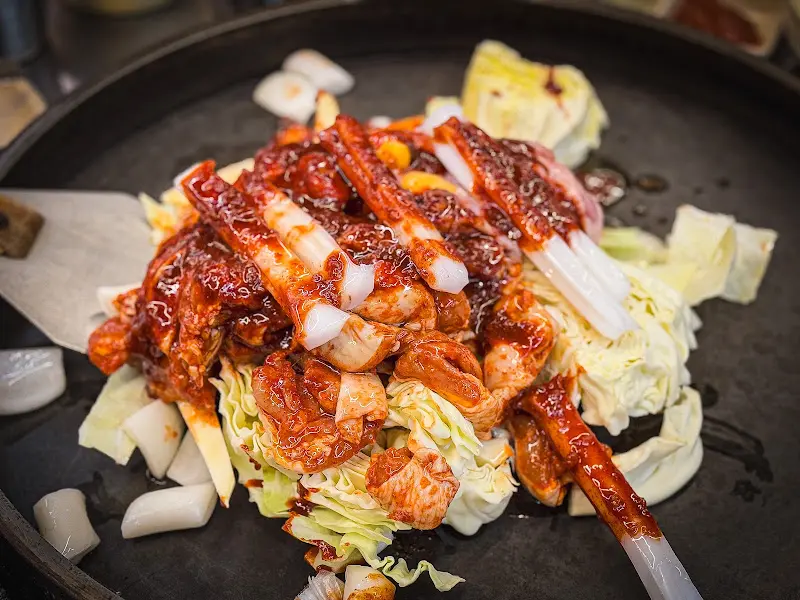 닭갈비와 닭 부속물, 떡이 어우러진 모습