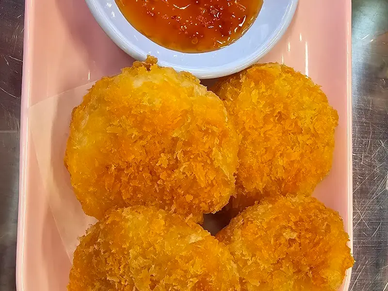 노릇하게 튀겨진 스프링롤