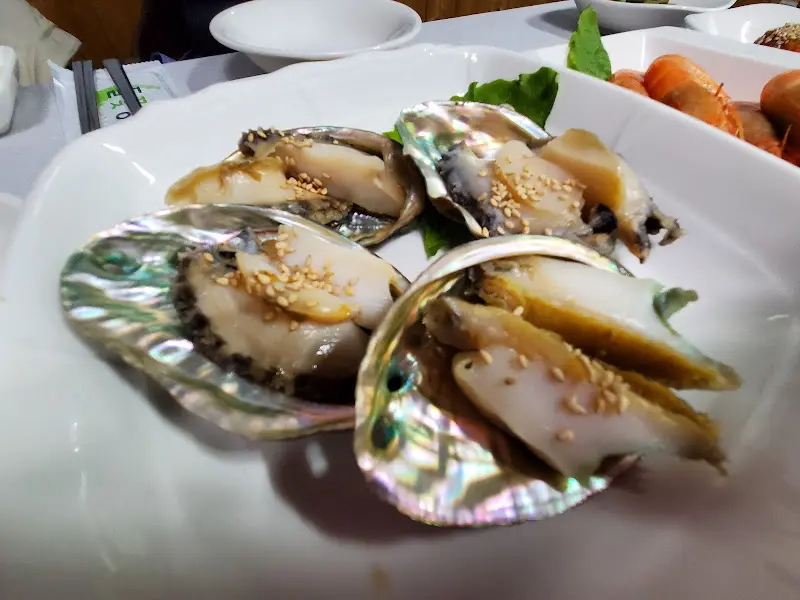 윤기가 좔좔 흐르는 전복