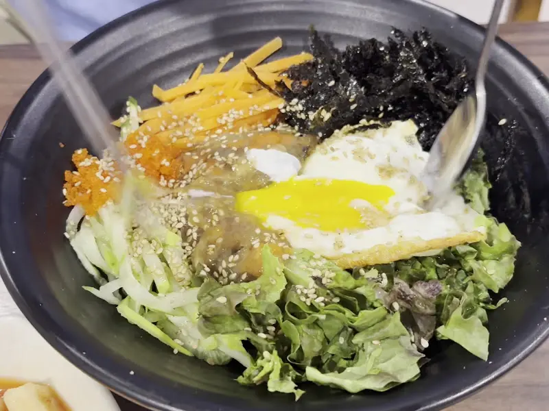 비빔밥을 비비는 모습