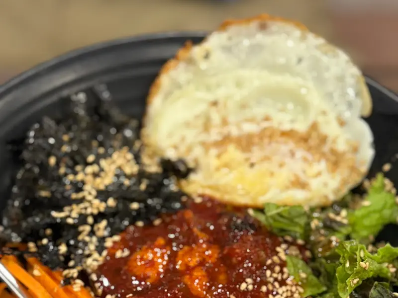 계란 프라이가 올려진 비빔밥