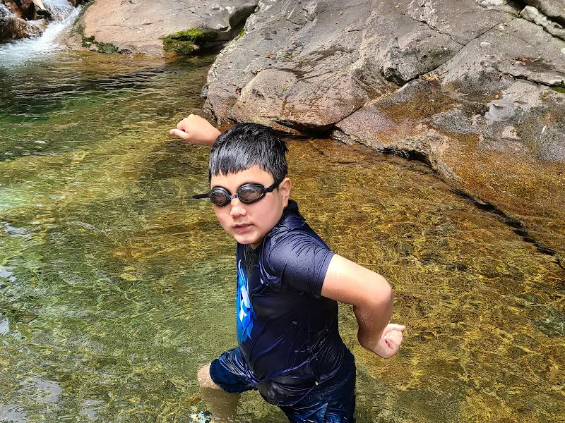 계곡에서 물놀이하는 아이