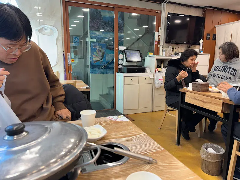 테이블 위에 놓인 부대찌개 냄비