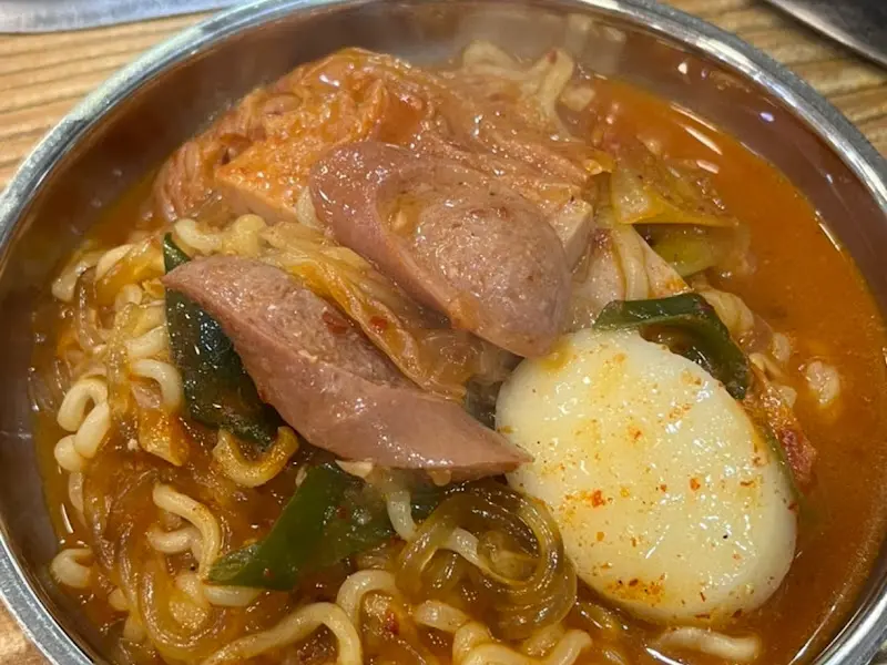 보글보글 끓는 부대찌개