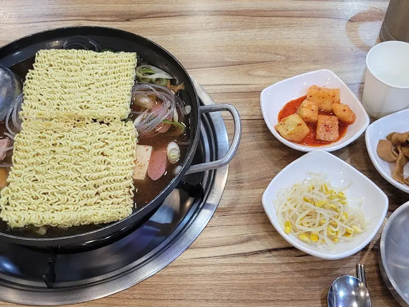 라면 사리가 추가된 부대찌개
