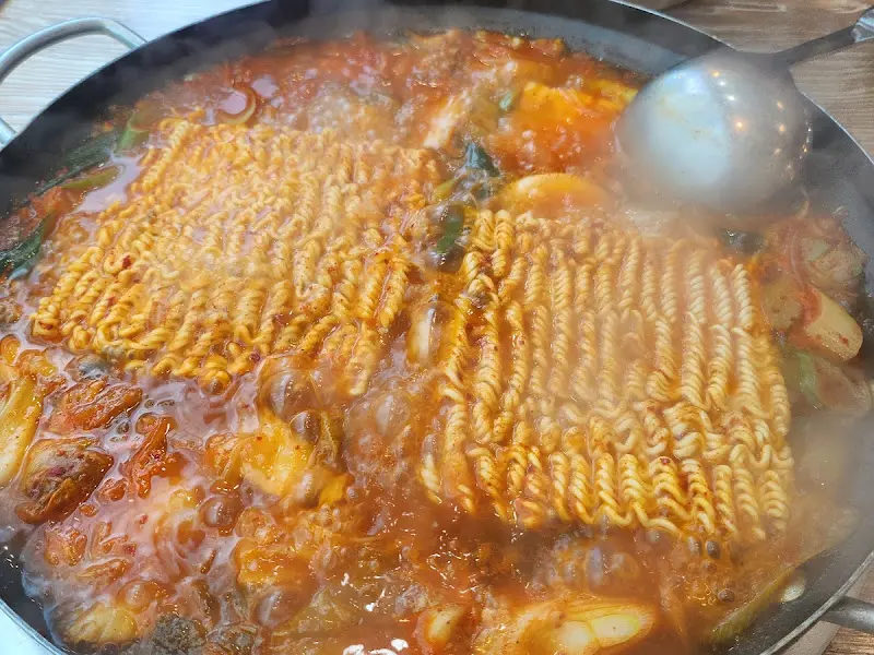 끓고 있는 부대찌개