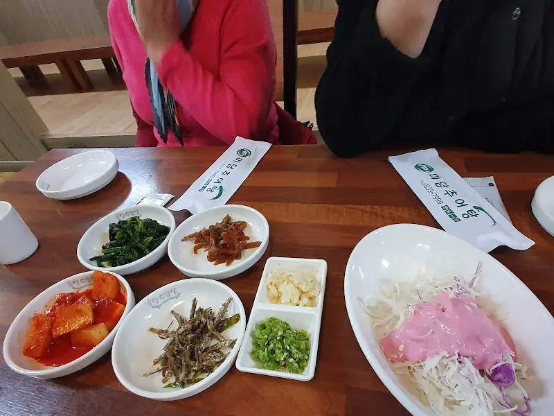 정갈하게 담긴 밑반찬들