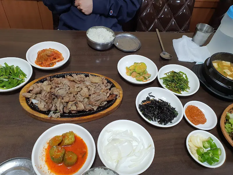 다채로운 밑반찬과 불고기 한 상 차림