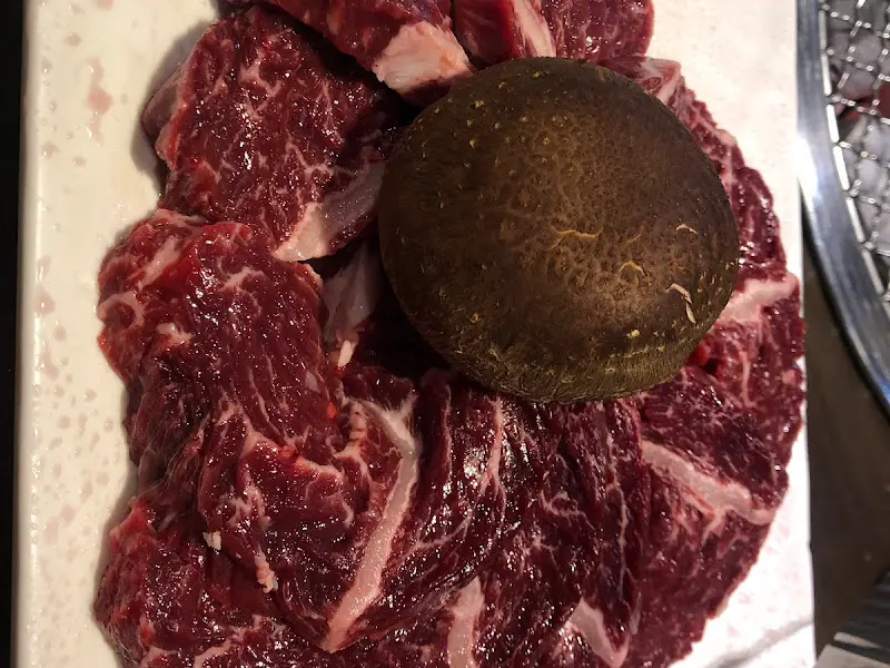 불판에 구워지기 전 안창살과 버섯