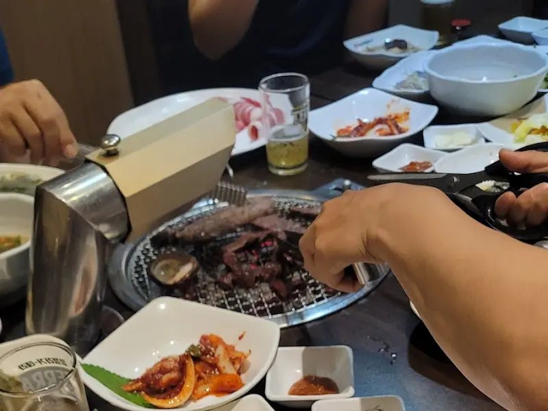 불판에 구워지는 안창살과 새우살