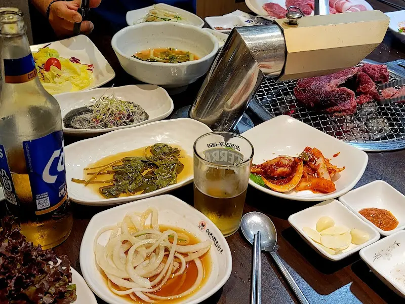 다양한 밑반찬과 구워지고 있는 고기