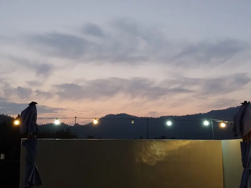 밤에 빛나는 캠핑장 조명