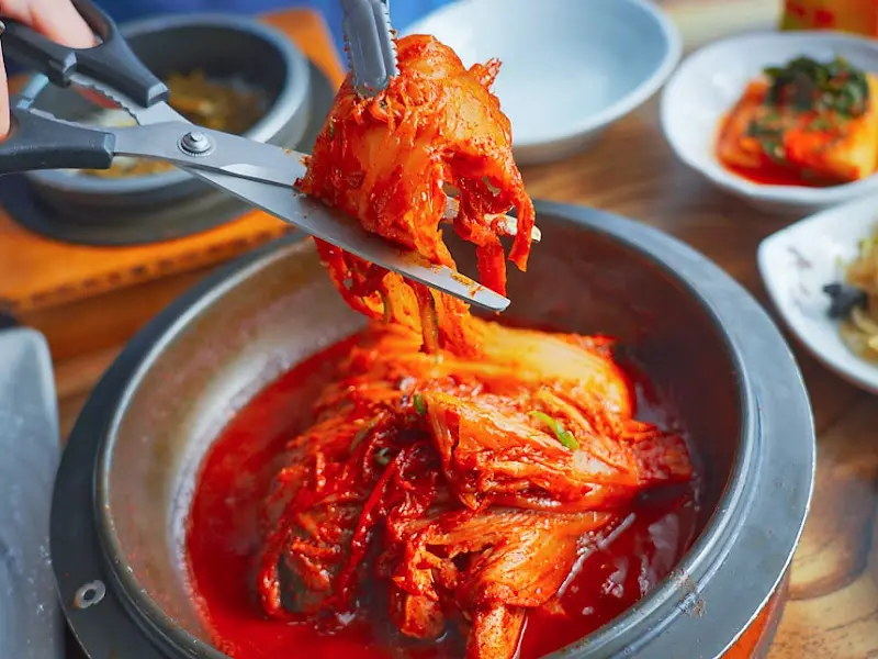 묵은지 김치를 먹기 좋게 자르는 모습