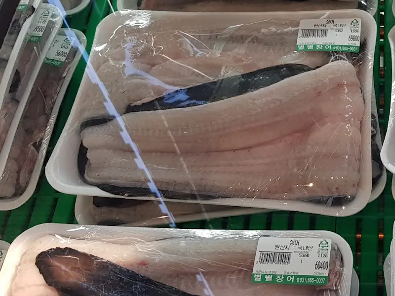 신선한 장어가 담긴 팩