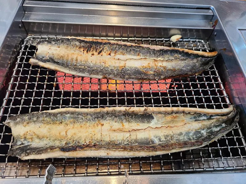 불판위에서 익어가는 초벌된 장어