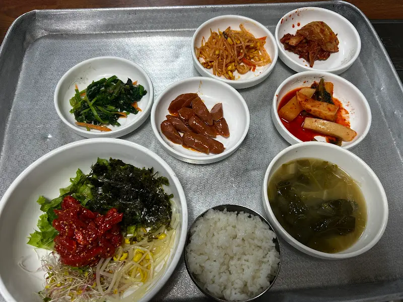 육회비빔밥과 밑반찬