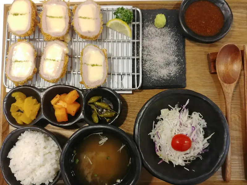 치즈카츠 한 상 차림