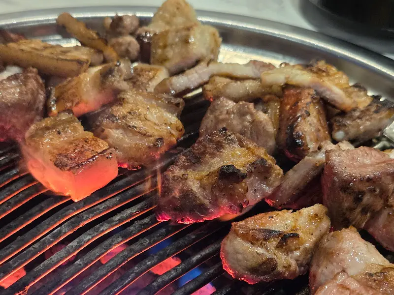 연탄불 향이 가득한 흑돼지