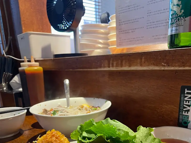 테이블 위에 놓인 반쎄오와 쌀국수